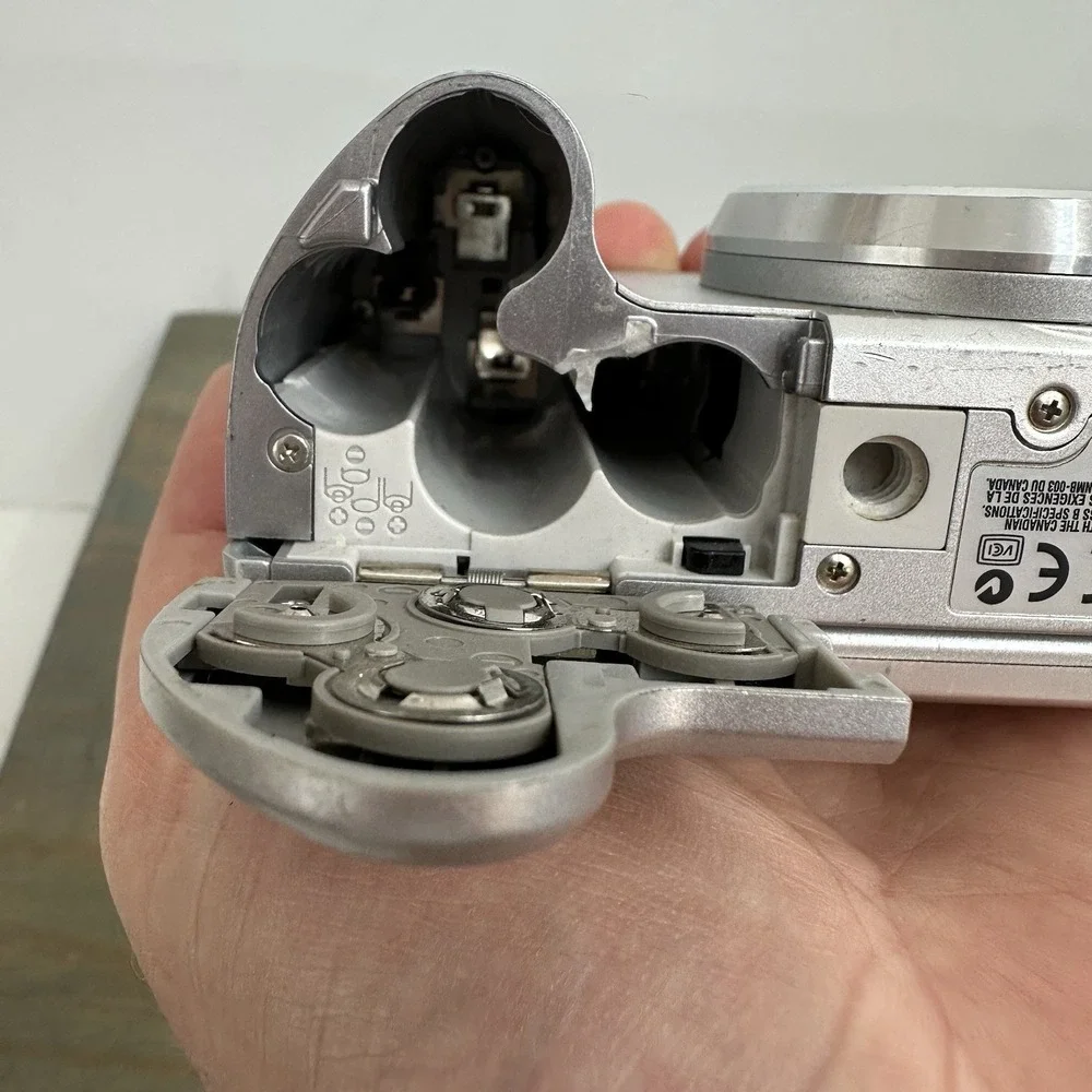 Canon PowerShot A610 Digital Camera Flip Screen 5.0MP Silver - Tested & Working!